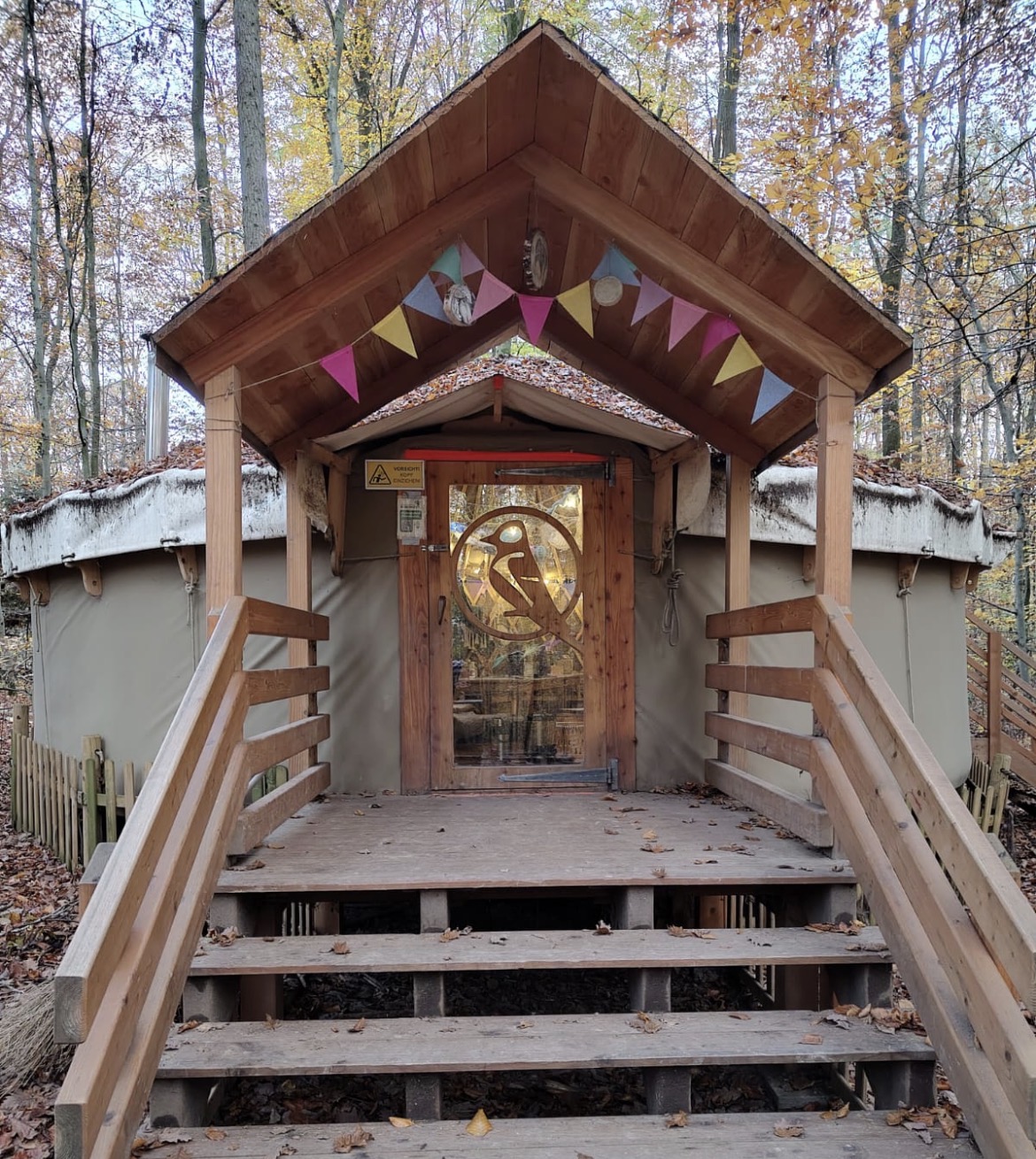 Kleines Holzhaus am Waldplatz des Waldkindergartens