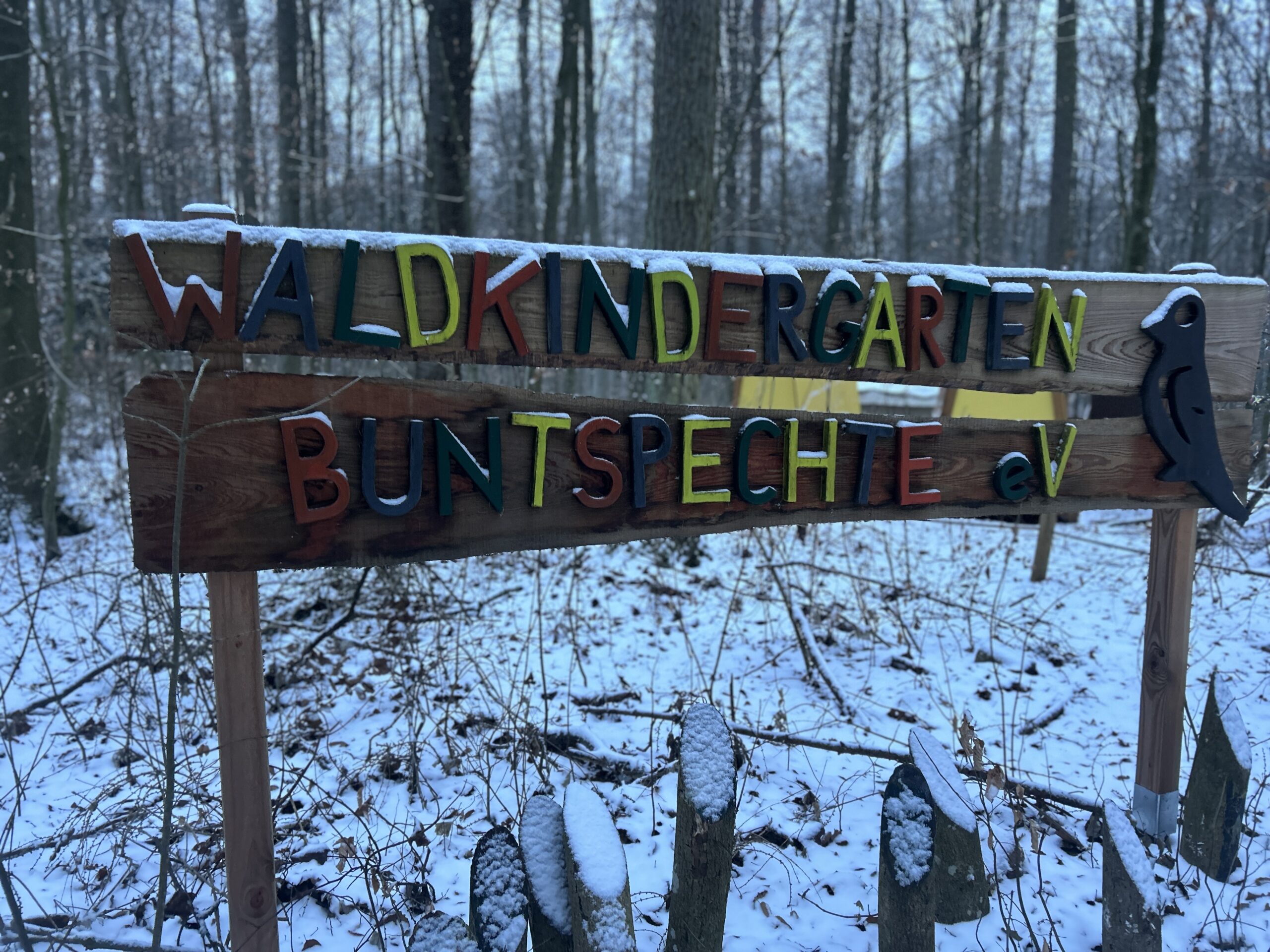 Schild des Waldkindergartens im Schnee