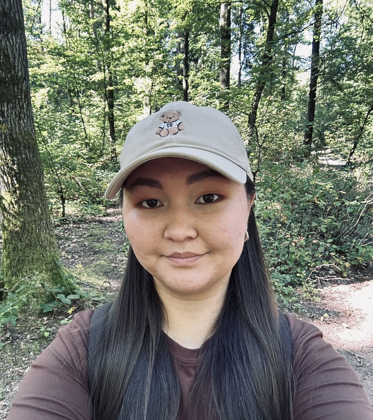 Portraet einer Mitarbeiterin im Wald
