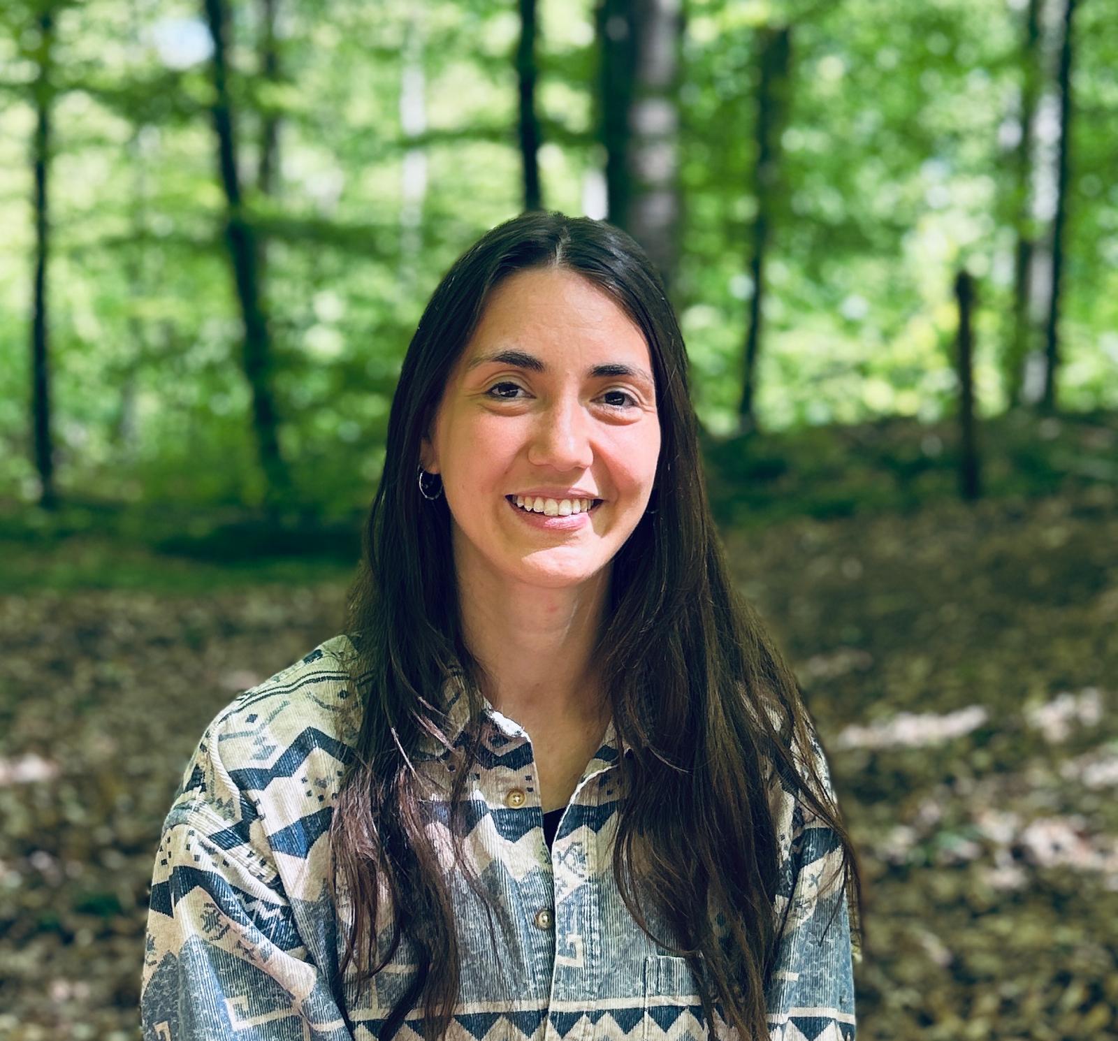 Portraet einer Mitarbeiterin im Wald
