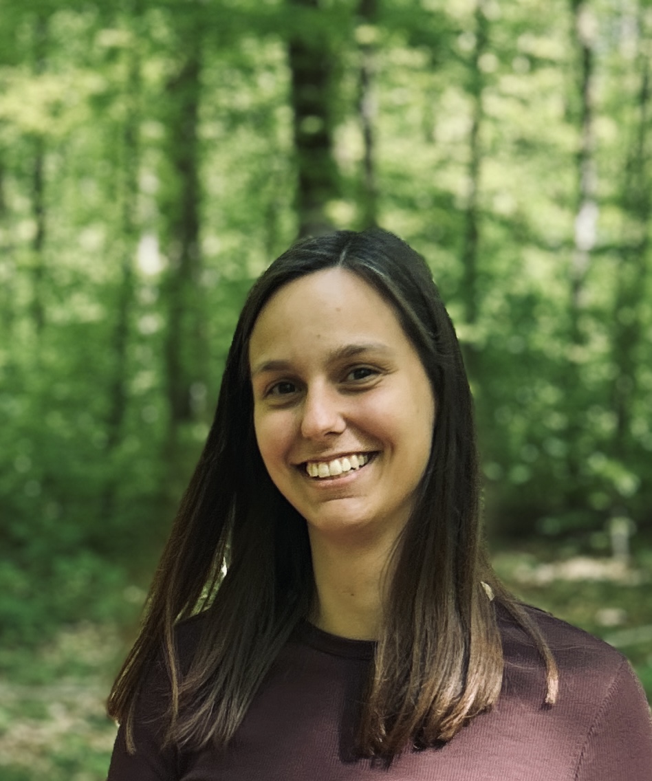 Portraet einer Mitarbeiterin im Wald
